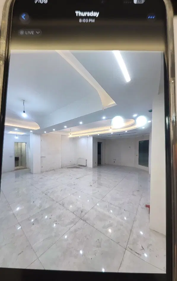 150 متری ، غرق در نور ، معلم