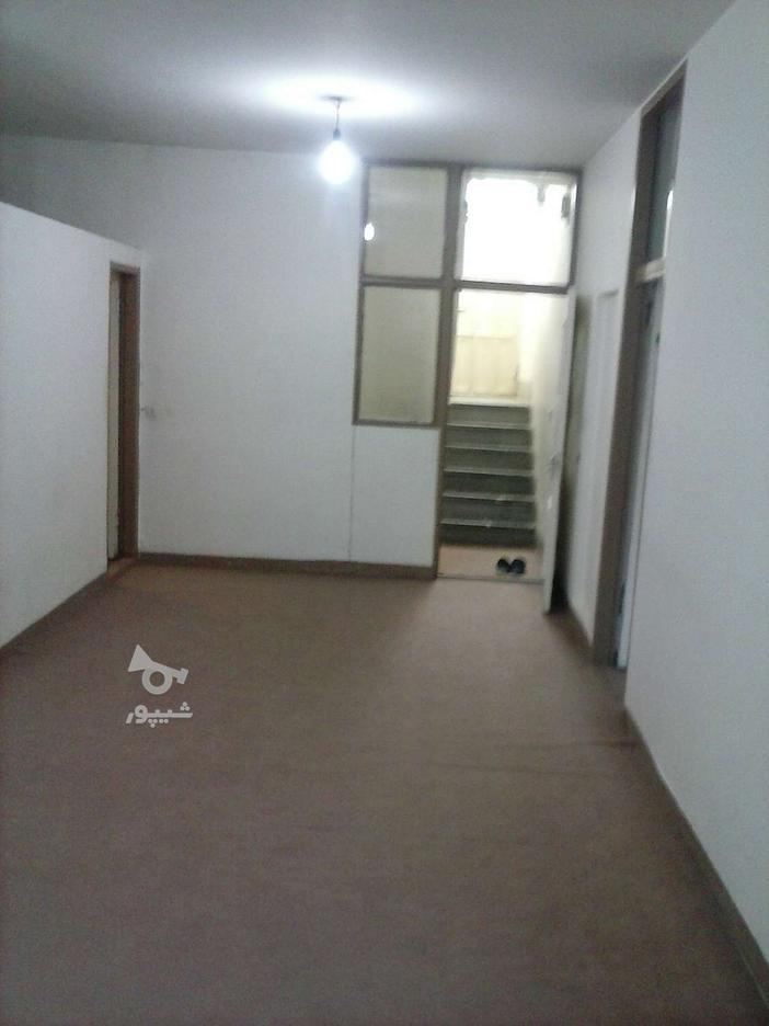 منزل یه خوابه .راه جدا.حیاط دارد.زیرزمین دارد