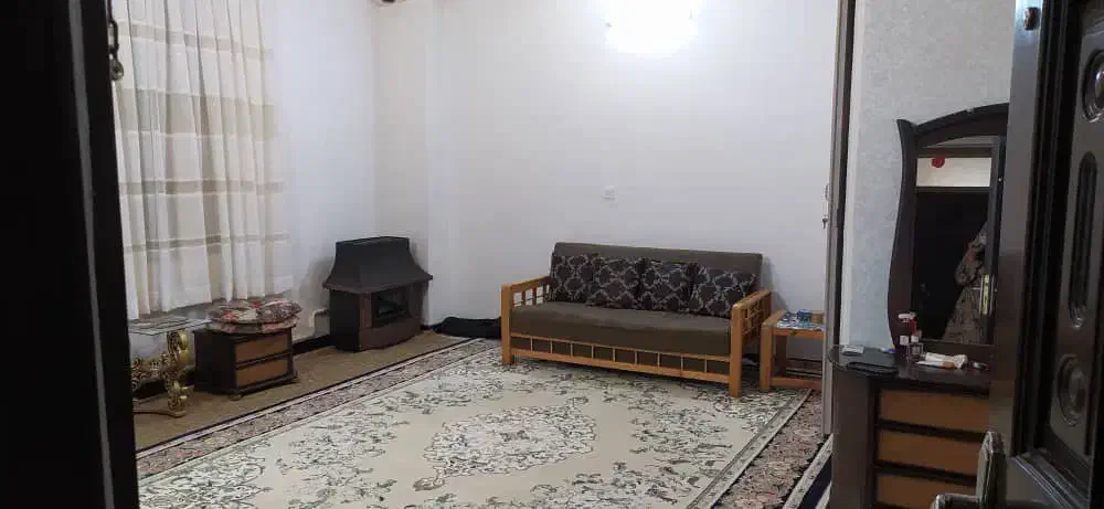 49متر / انباری /  نورگیر / ژیان پناه / وام دار