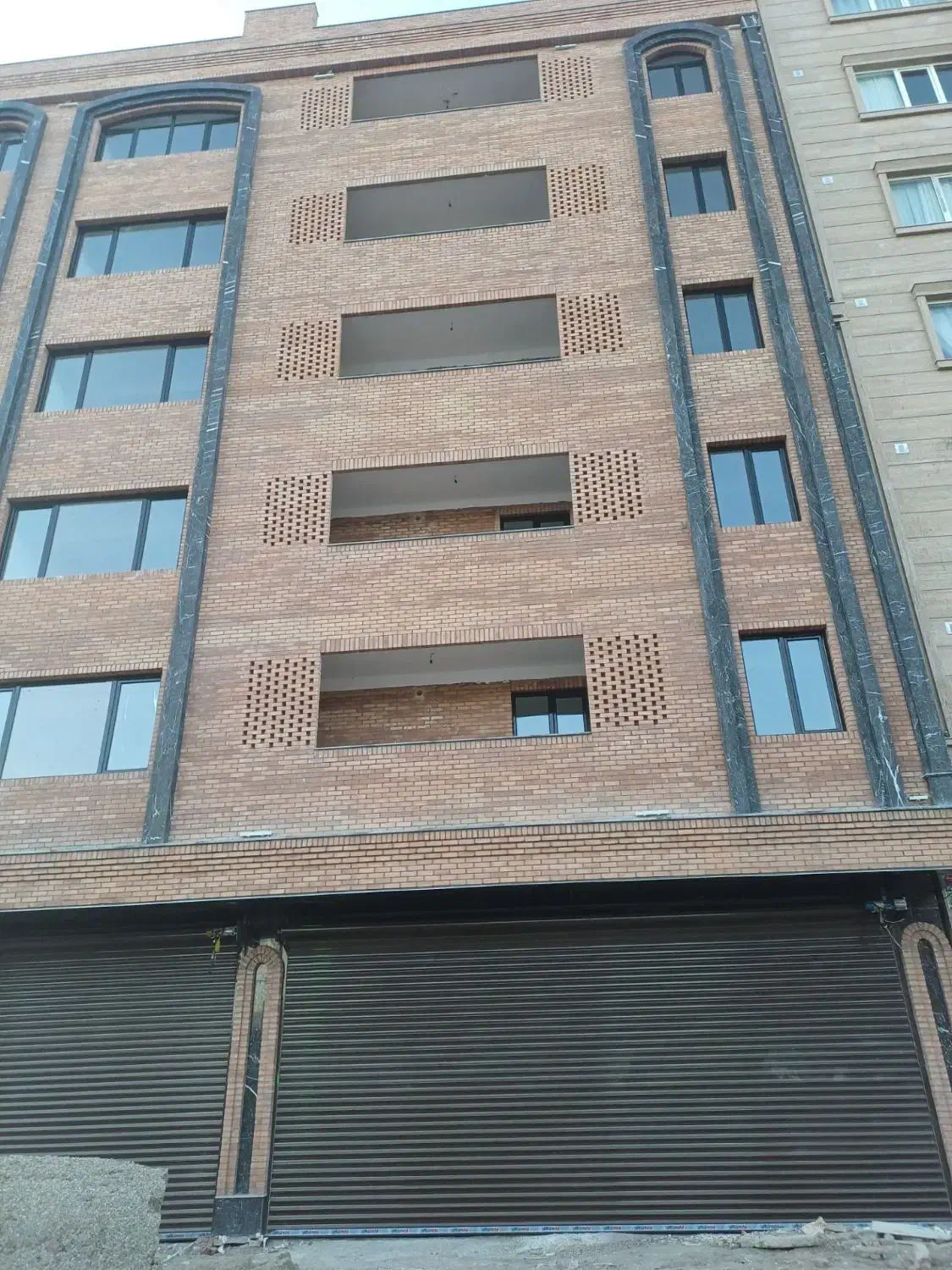 آپارتمان نبش کوچه سرباز