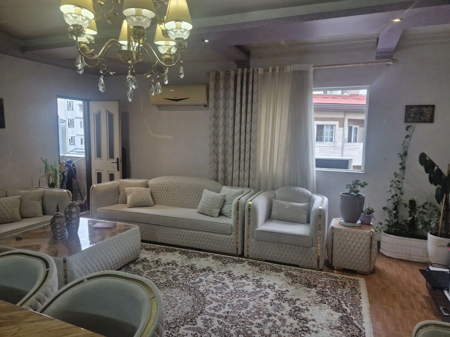 آپارتمان ۹۰m دو خوابه با سالن بزرگ پارکینگ‌اختصاصی