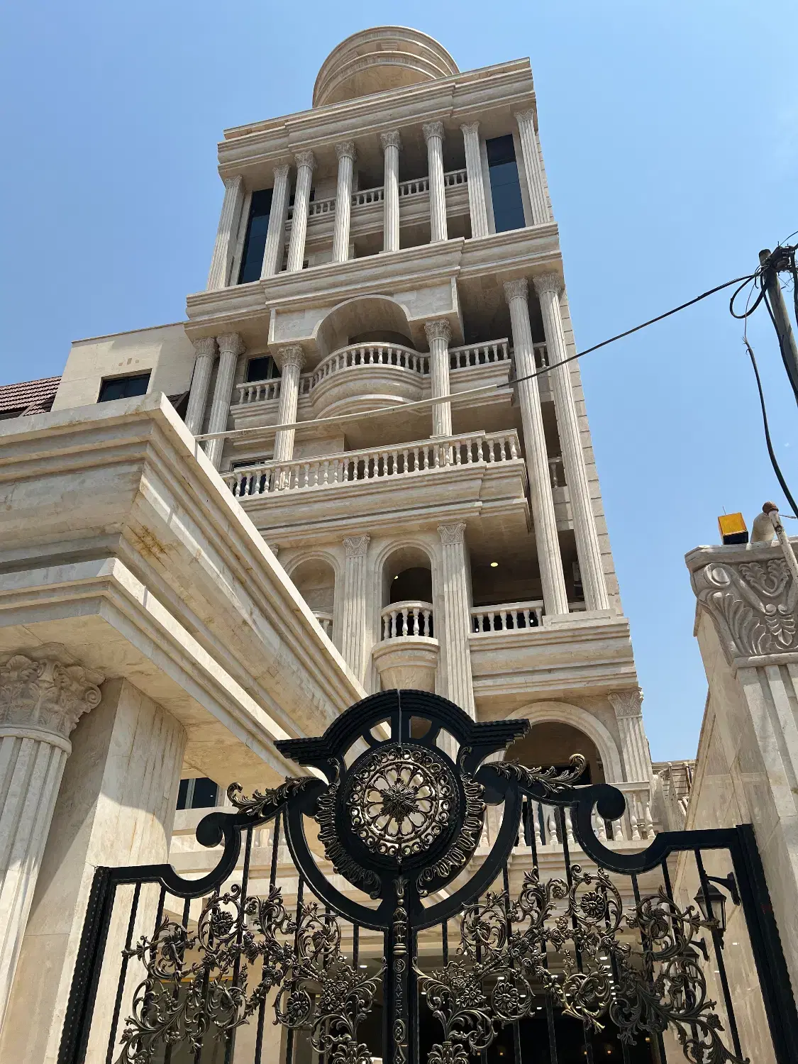 ۲۰۰ متر پنت هاوس _ ۸۰ متر حیاط_ دو پارکینگ..