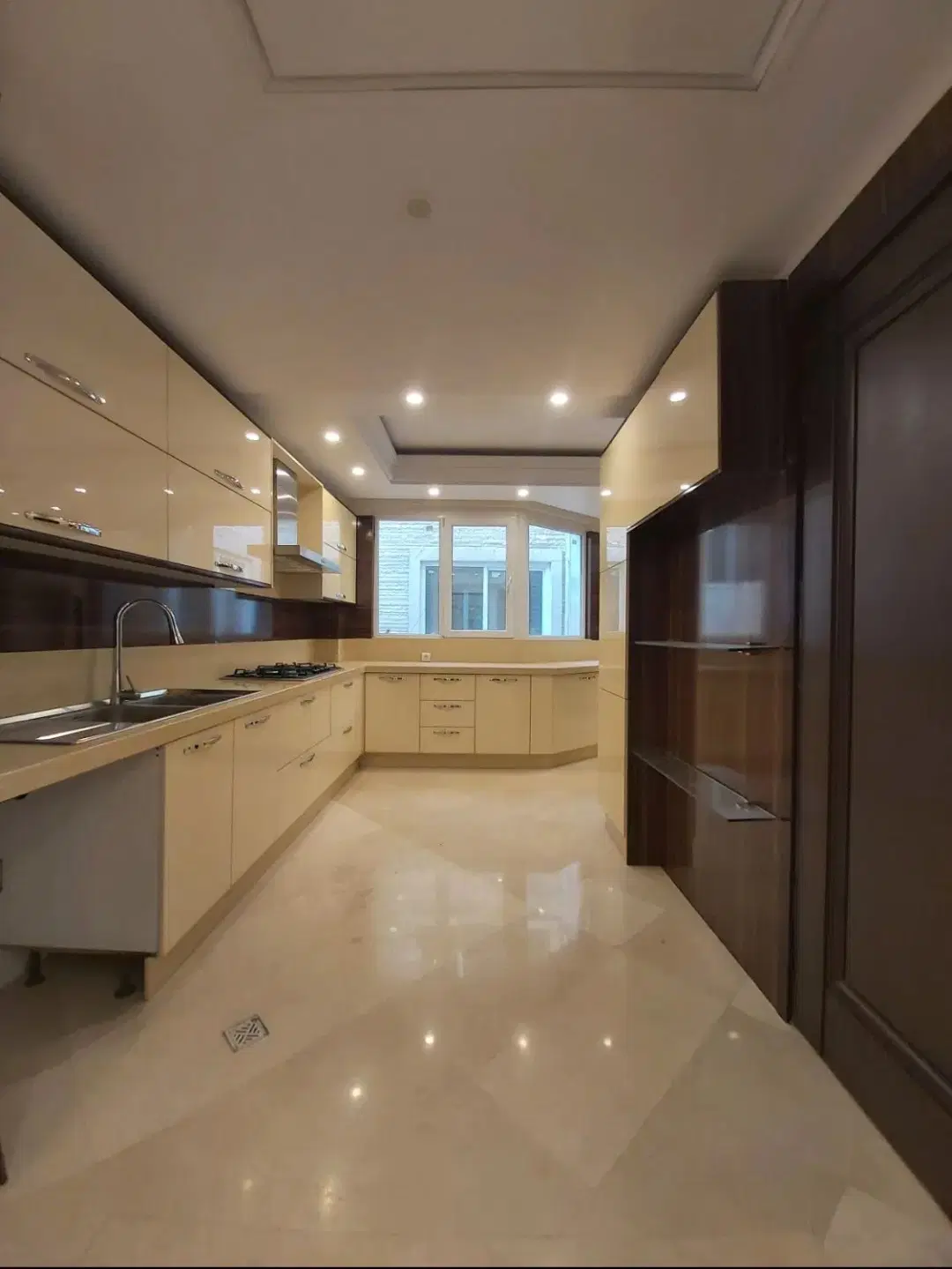 ۲۵۰ متری، تاپ لوکیشن دروس