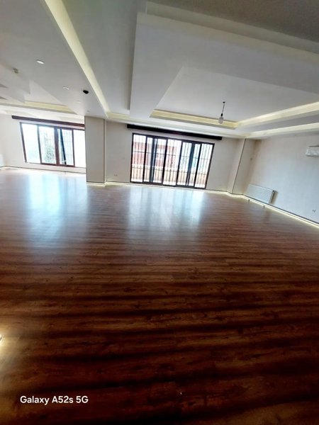 خانم دشتی۳۰۰مترباسرایداردائم استخردار