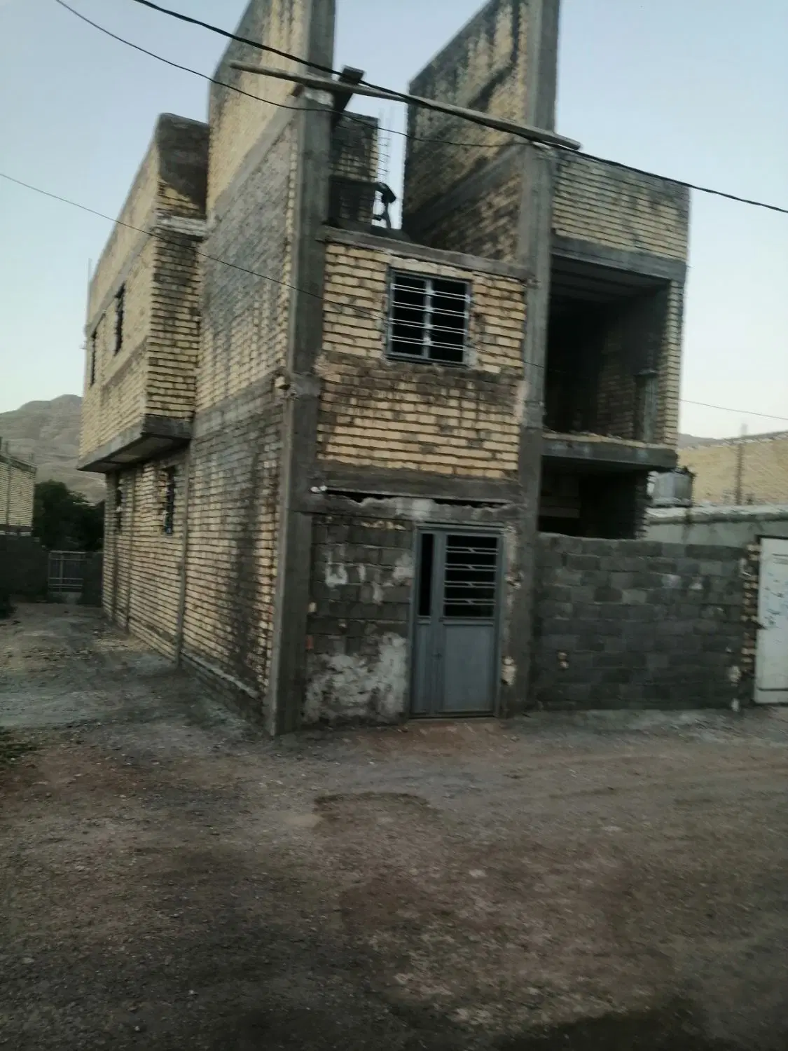 طبقه همکف دوخوابه حیاط ماشین رو چسبیده به زیباشهر