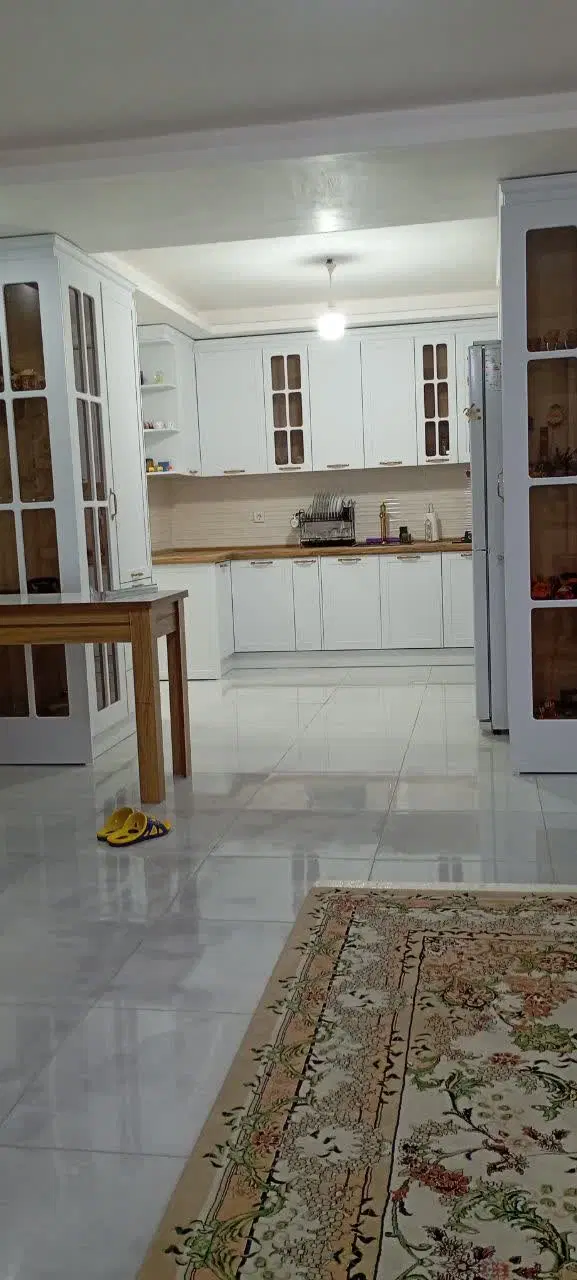 ۱۴۵ متر_کاشانی_دلباز و خوش چینش_نورگیر عالی