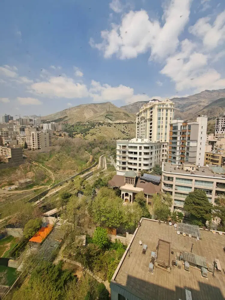 ۲۲۰ متر طبقه آخر (چشم انداز کوهستان و شهر)