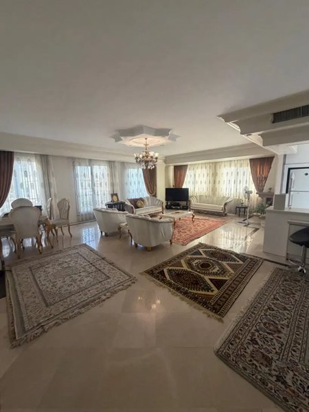 گیشا ۱۴۷ متری ۲ پارکینگ ۱۷ ساله