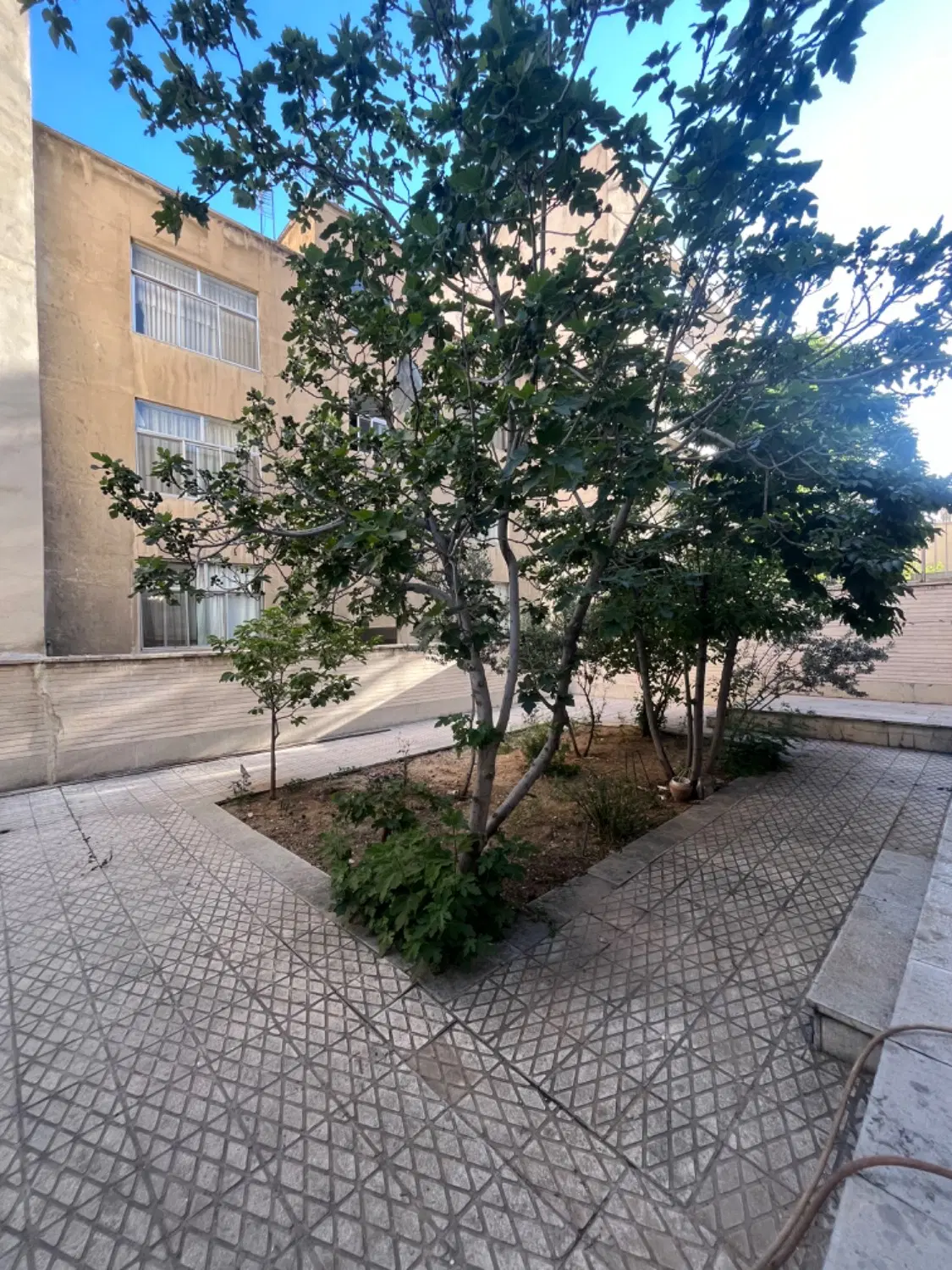 اجاره ۱۴۰ متر دو خواب همکف با ۲۰۰متر حیاط اختصاصی