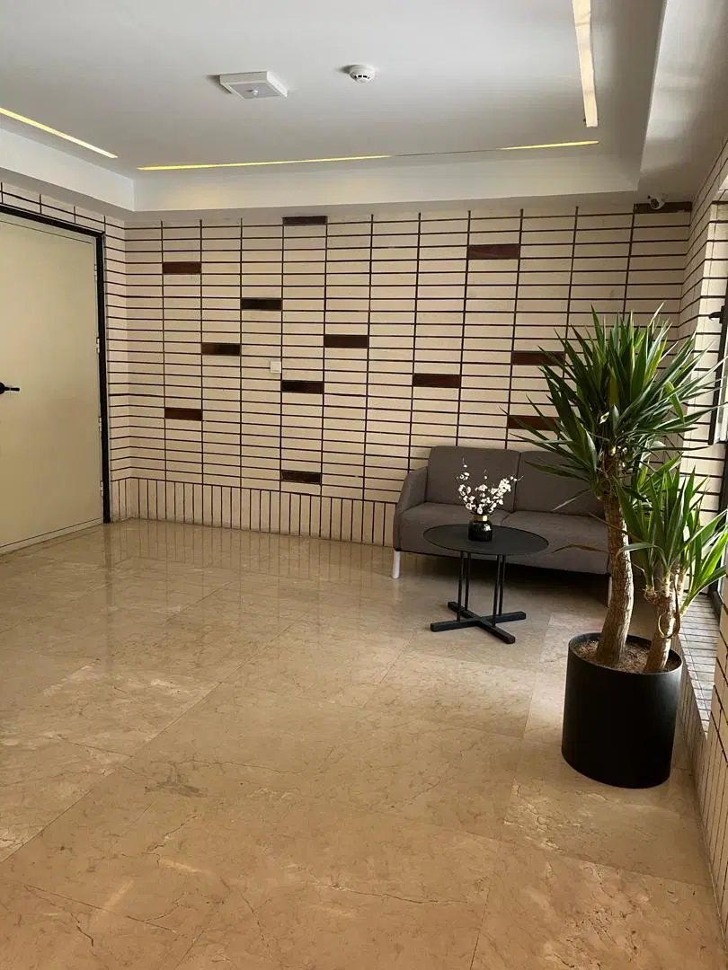 124 متر سه خوابه نوساز با دو پارکینگ مدبر
