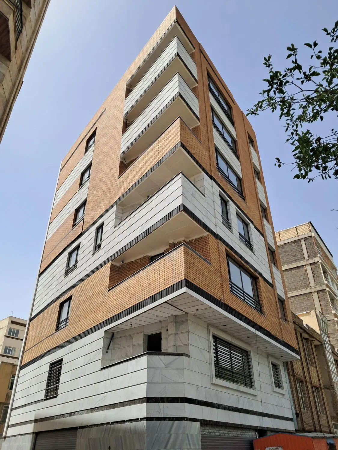 واحد ۱۲۷ متری باغ ایرانی جانبازان