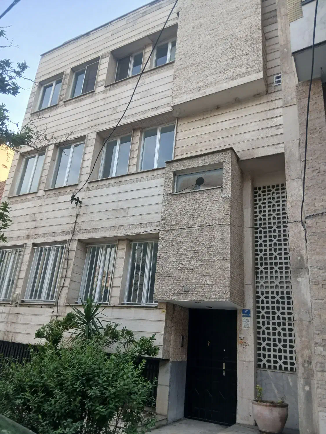 اختیاریه_ ۱۶۴متر_ حیاط در اختیار واحد