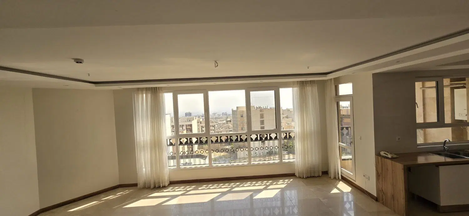 ۱۳۰ متر ۲ خ_سالن سقف تا کف پرده خور _ویو دار  ۳سال