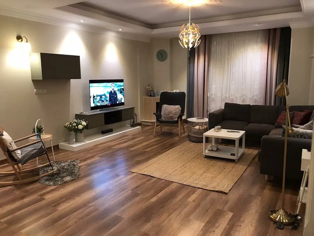 84 متر فول سالن پرده خور رو به آفتاب