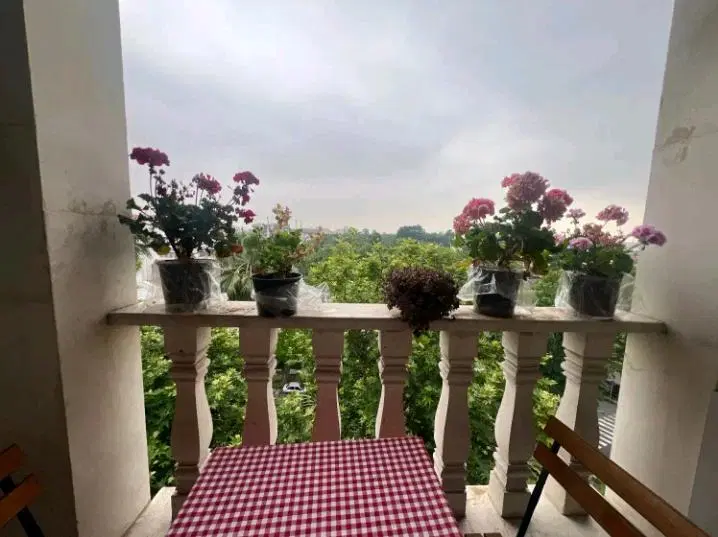 ۱۸۰متری بالاترین طبقه رو به فضای مشجر باغ محتشم
