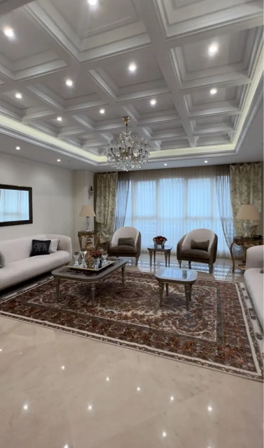 ۱۱۰متر_سالن سرتاسر پرده خور_پنجره قدی_سازه لوکس