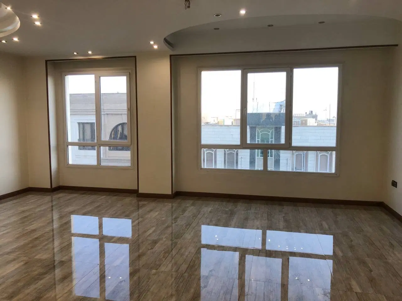 ۱۰۸متر_۲ساله واقعی_سالن پرده خور_تاپ لوکیشن