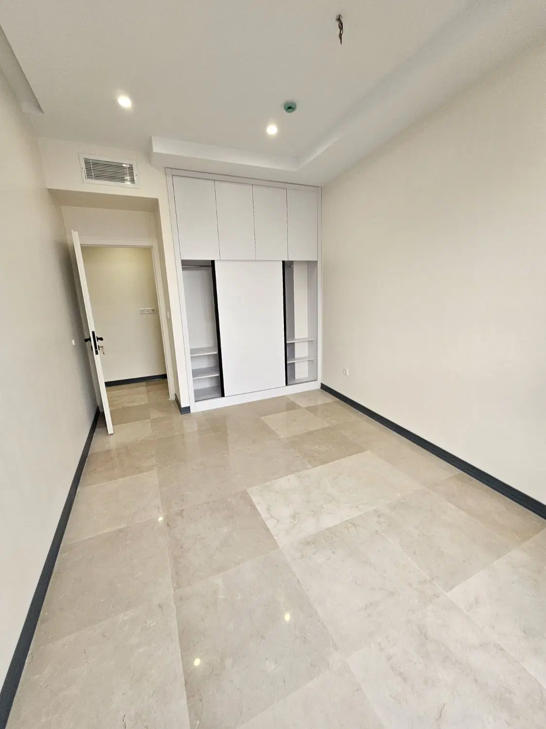 ۵۵ متر  فول امکانات نما تراورتن     گلستان ها