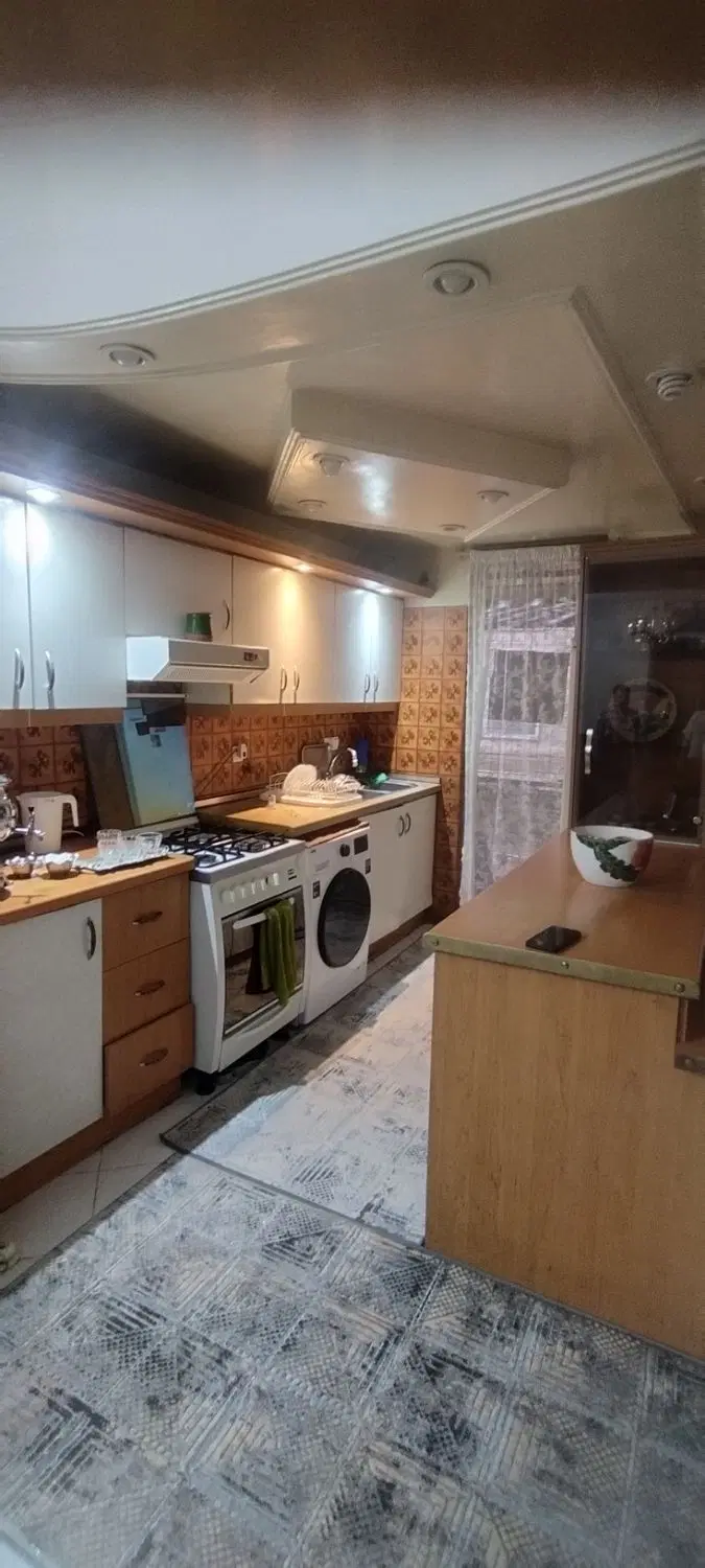 72 متری طبقه اول با جای پارک فراوان در شهیدان