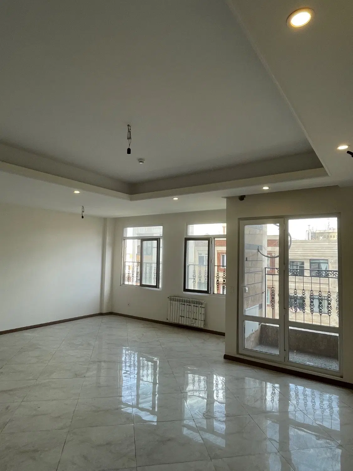 ۱۳۵ متر_فول امکانات_سالن سرتاسر پرده خور و غرق نور