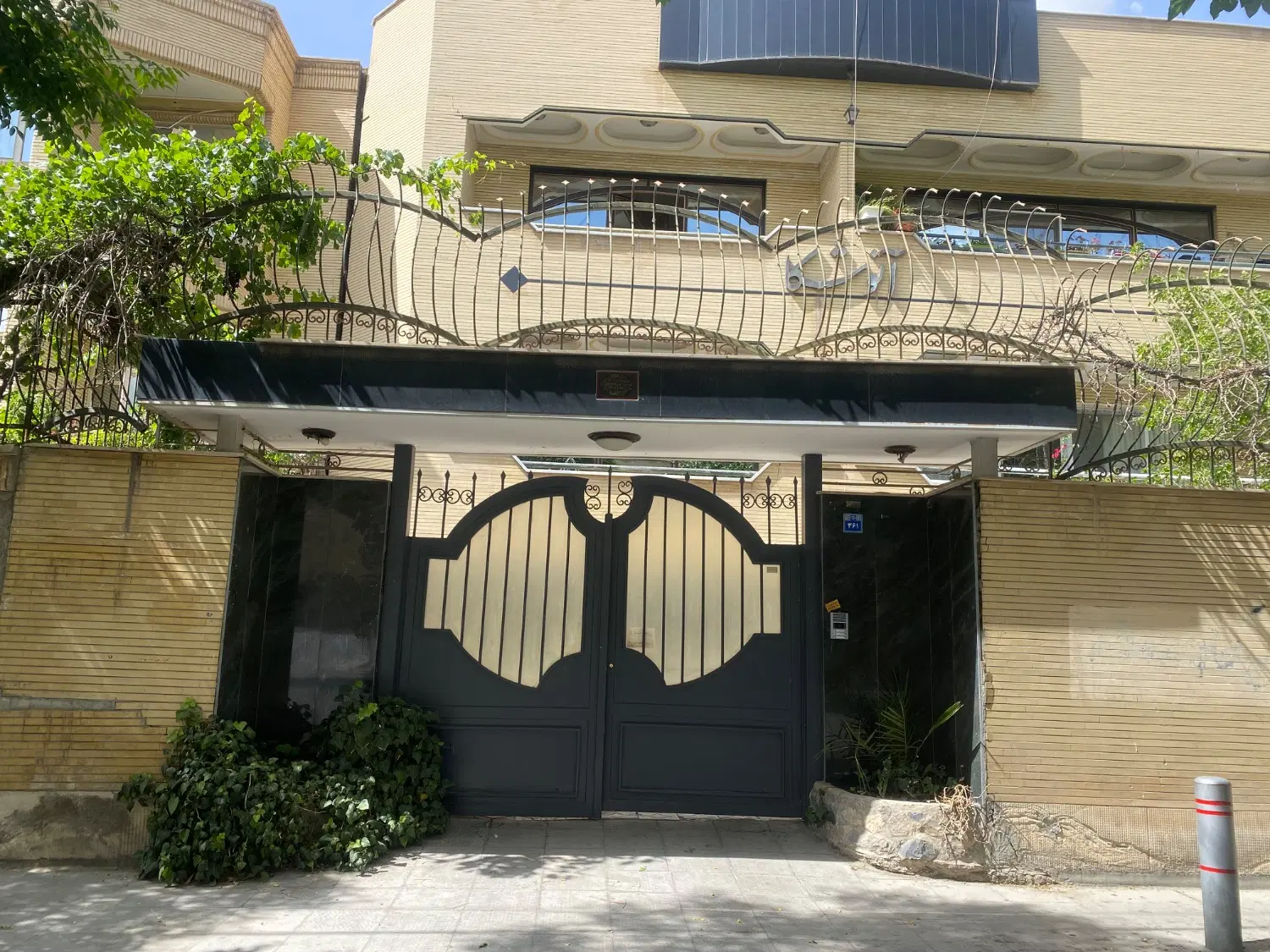 ۱۲۰ متر همکف بر اصلی عادل پور  نزدیک مترو