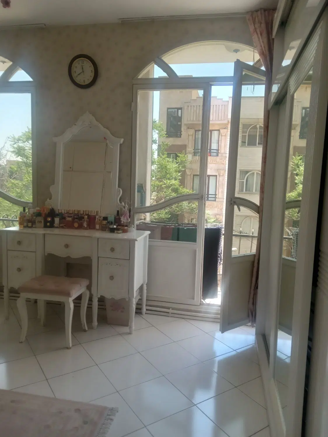 ۸۱ متر ۲ خواب _ پارکینگ_ میدان _ فرصت خرید