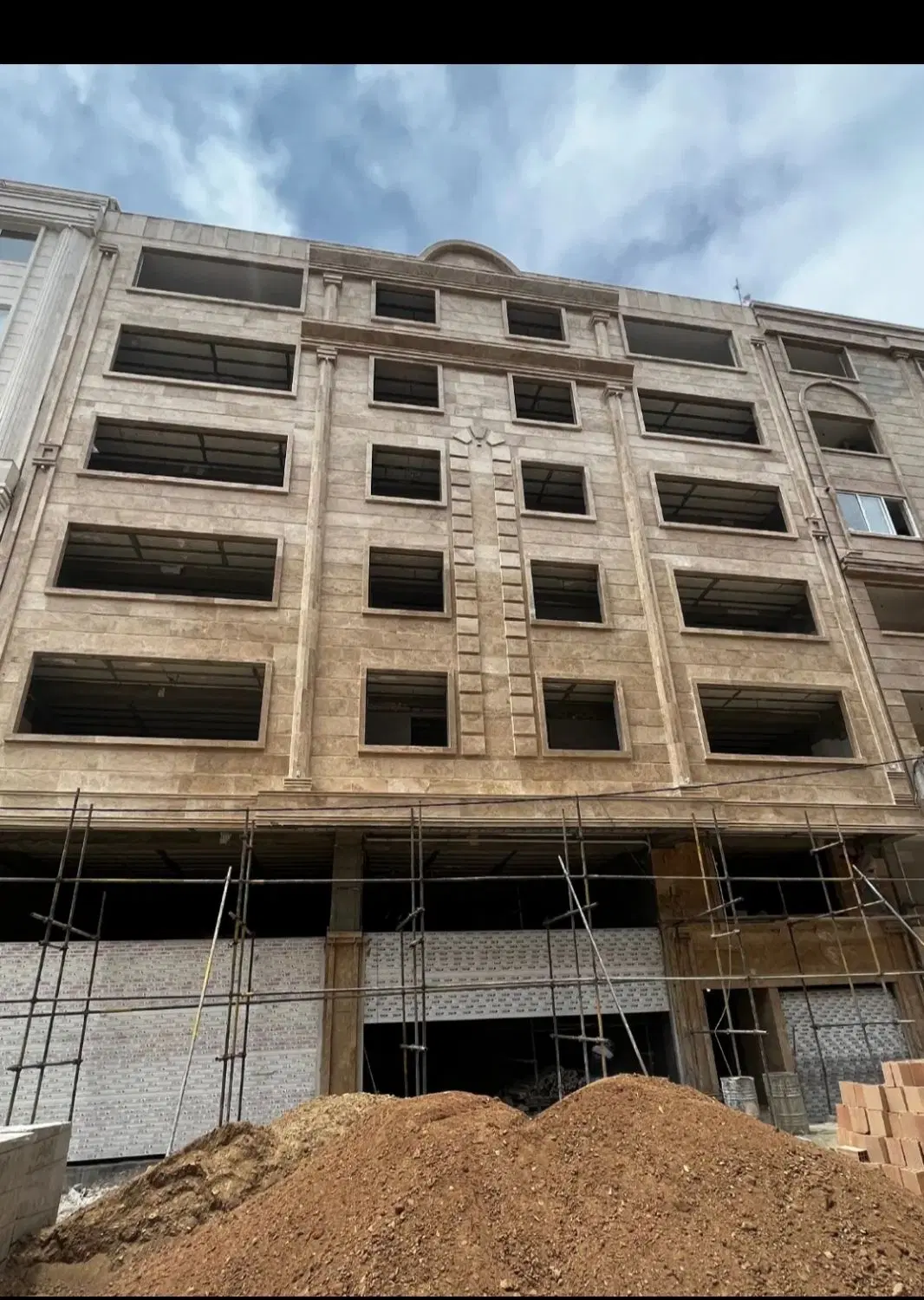 ۱۰۵متر آپارتمان نوساز با پارکینگ اختصاصی...سران