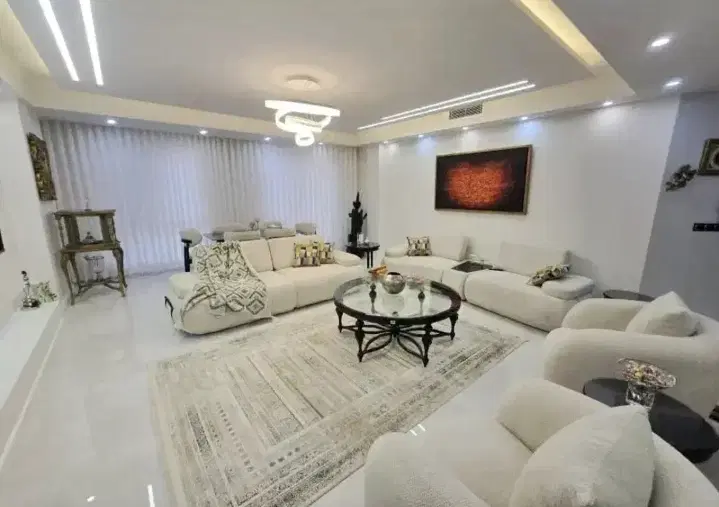 ۸۷متر_۲خواب_فول‌امکانات_سالن‌پرده‌خور_تاپ‌لوکیشن