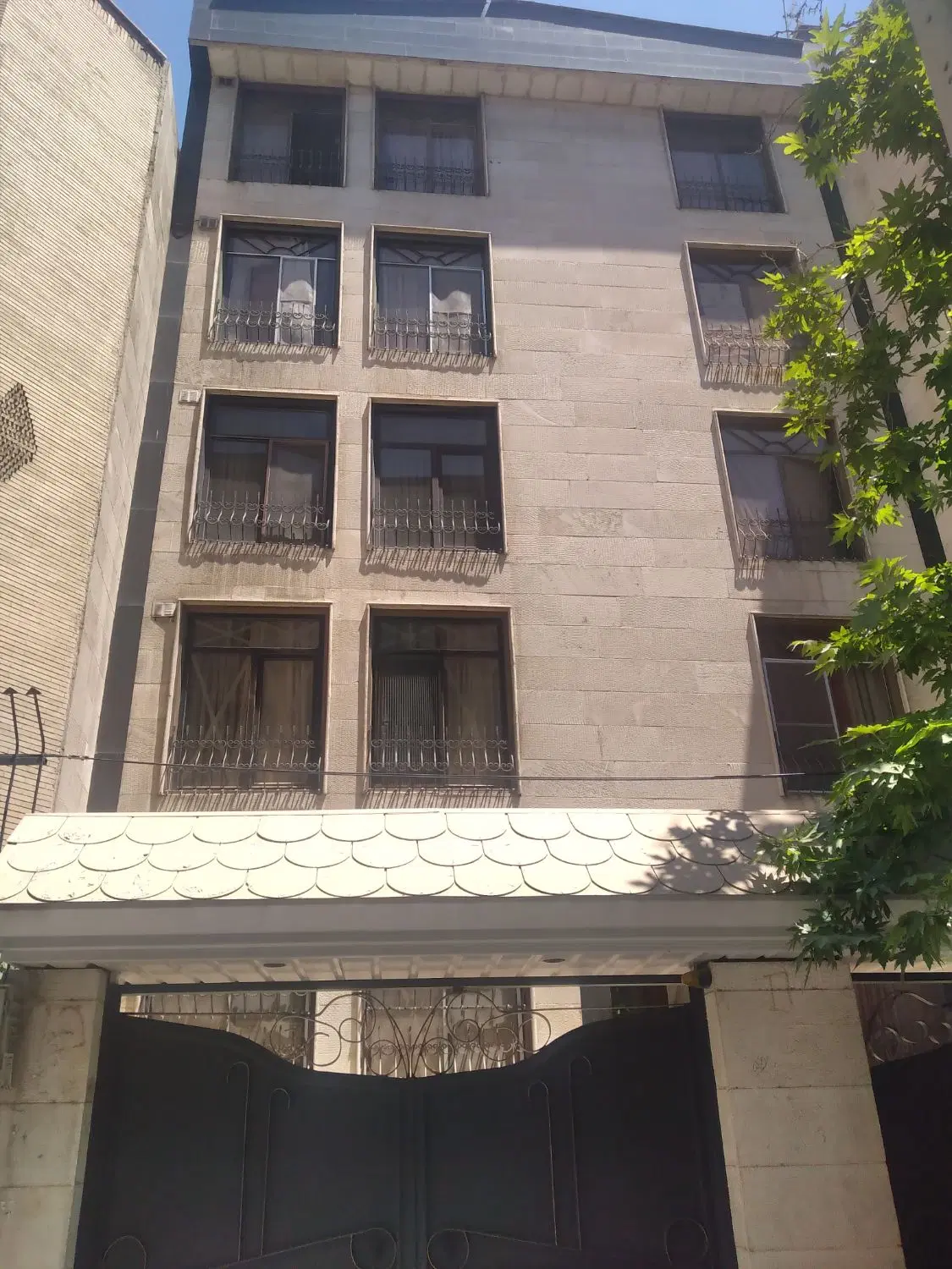 ۶۴ متر آسانسور انباری خوش نقشه
