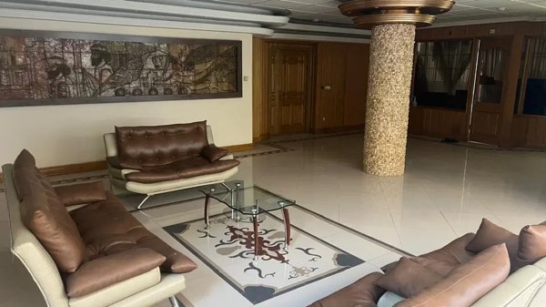 آپارتمان ۱۳۲ متری سه خواب مجتمع کوه نور نظر شرقی
