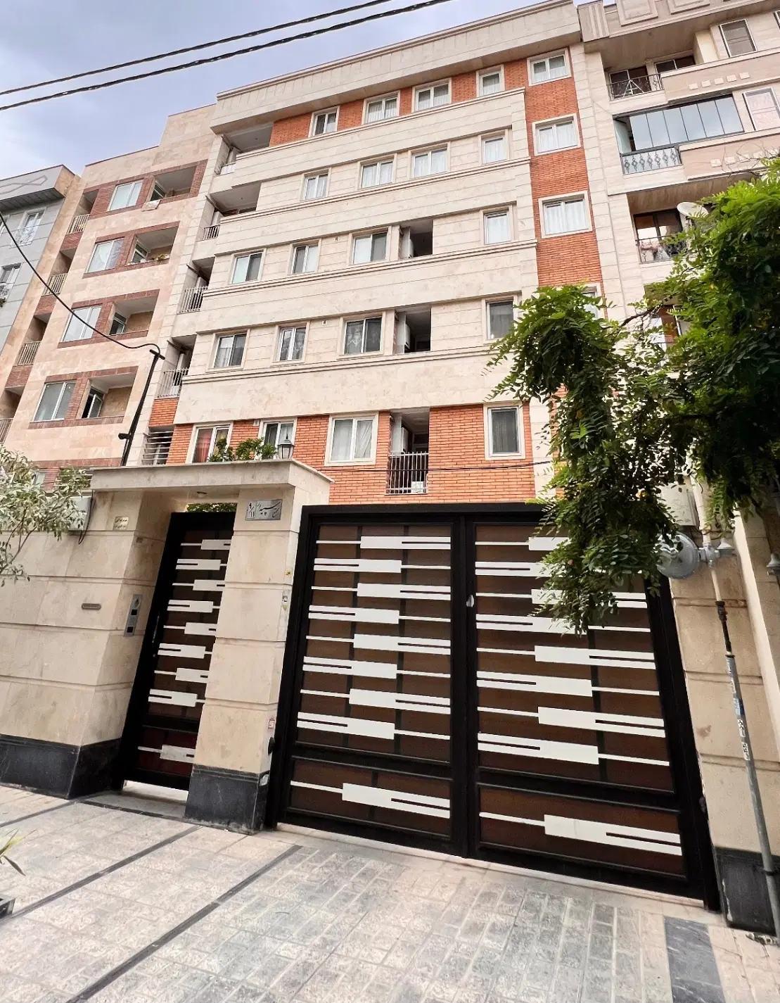 اپارتمان خوش نقشه_نقلی فول امکانات_نور جنوبی