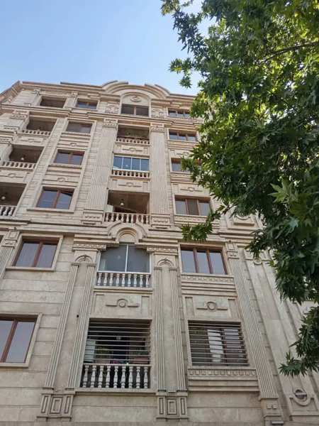 ۸۱متر کاشانی بهنام شیک ۲خواب فول ۸ساله روبه افتاب