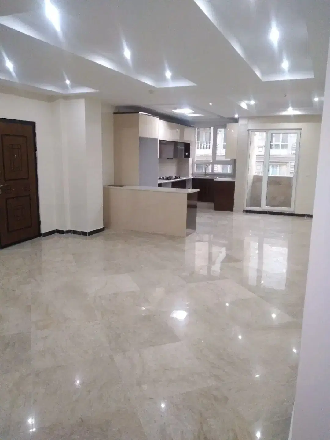 فول امکانات ، سالن فول نورگیر _ زیـر قیـمت منطقه