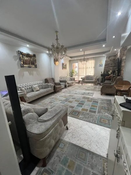 ۹۰ متر ۱۰ ساله فول امکانات  حوالی پارک چمن