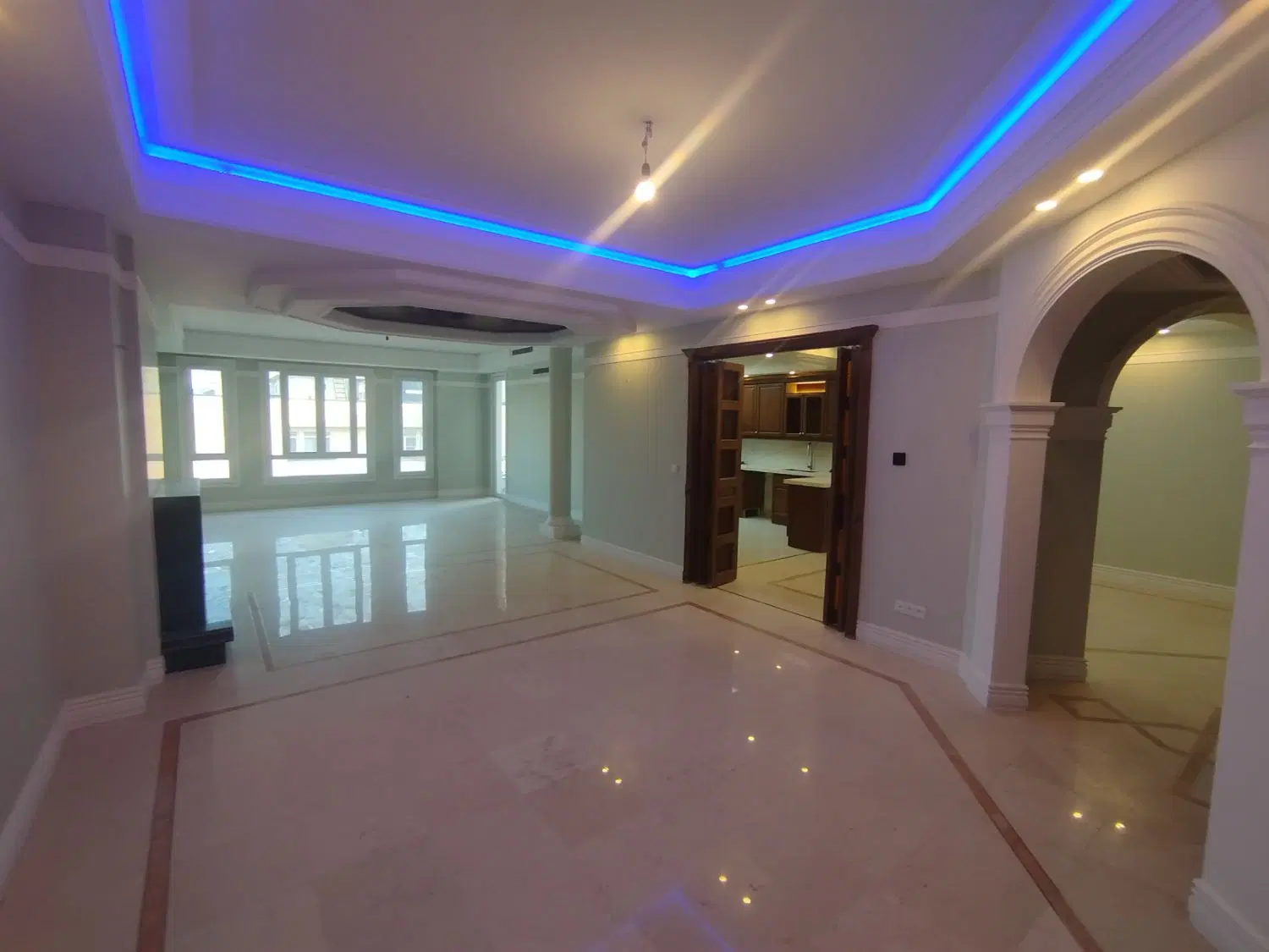 آپارتمان ۲۴۰ متر ۴ خواب ۲ مستر۲ پارکینگ ( سنبل)