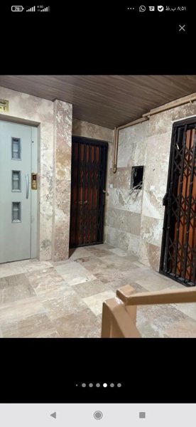 (املاک بارانی) یک خواب نما سنگ رومی