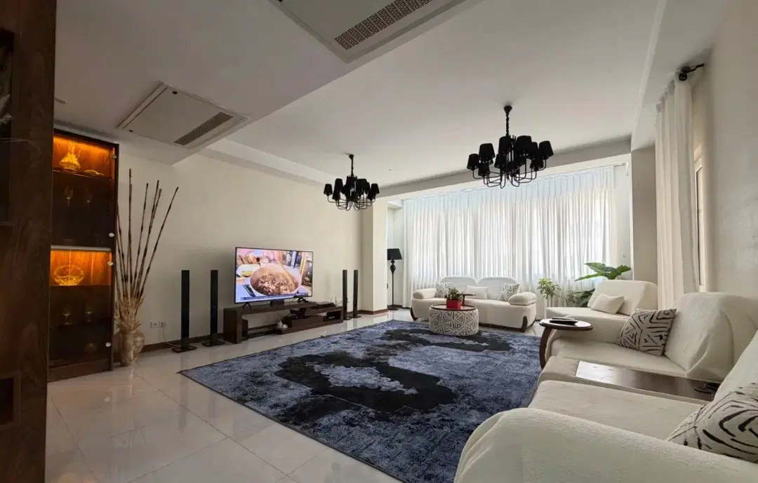 ۱۰۰ متر _ سالن پرده خور _ ۲سال با نقشه بی عیب