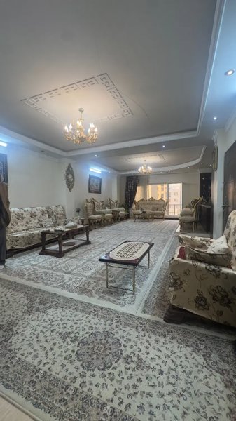واحد ۱۳۰ متری _ بسیار خوش نقشه _ فول