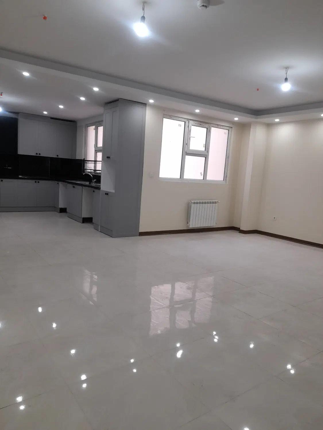 ۱۰۵متر ۲خواب_اسانسور_پارکینگ_بالکن_تک واحدی