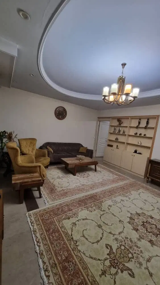 جمالزاده شمالی78 متر دوخواب پارکینگ و انباری