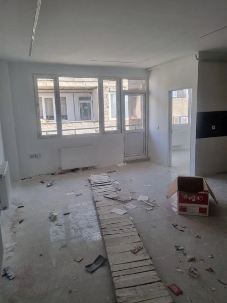 دوشان  خانه دوخواب طبقه اول کوچه ۸متری نزدیک میدان