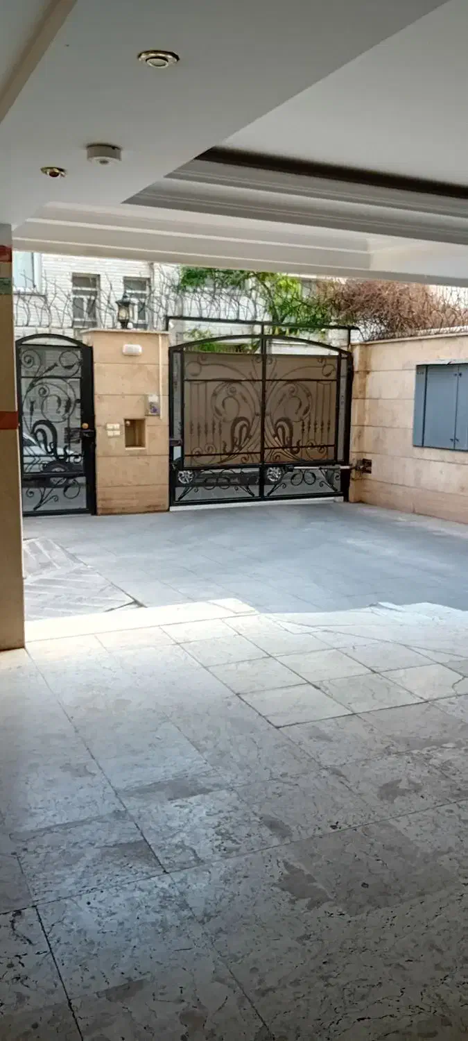 اپارتمان ۲۰۰ متر ۴ خواب ۱۰ ساله فول