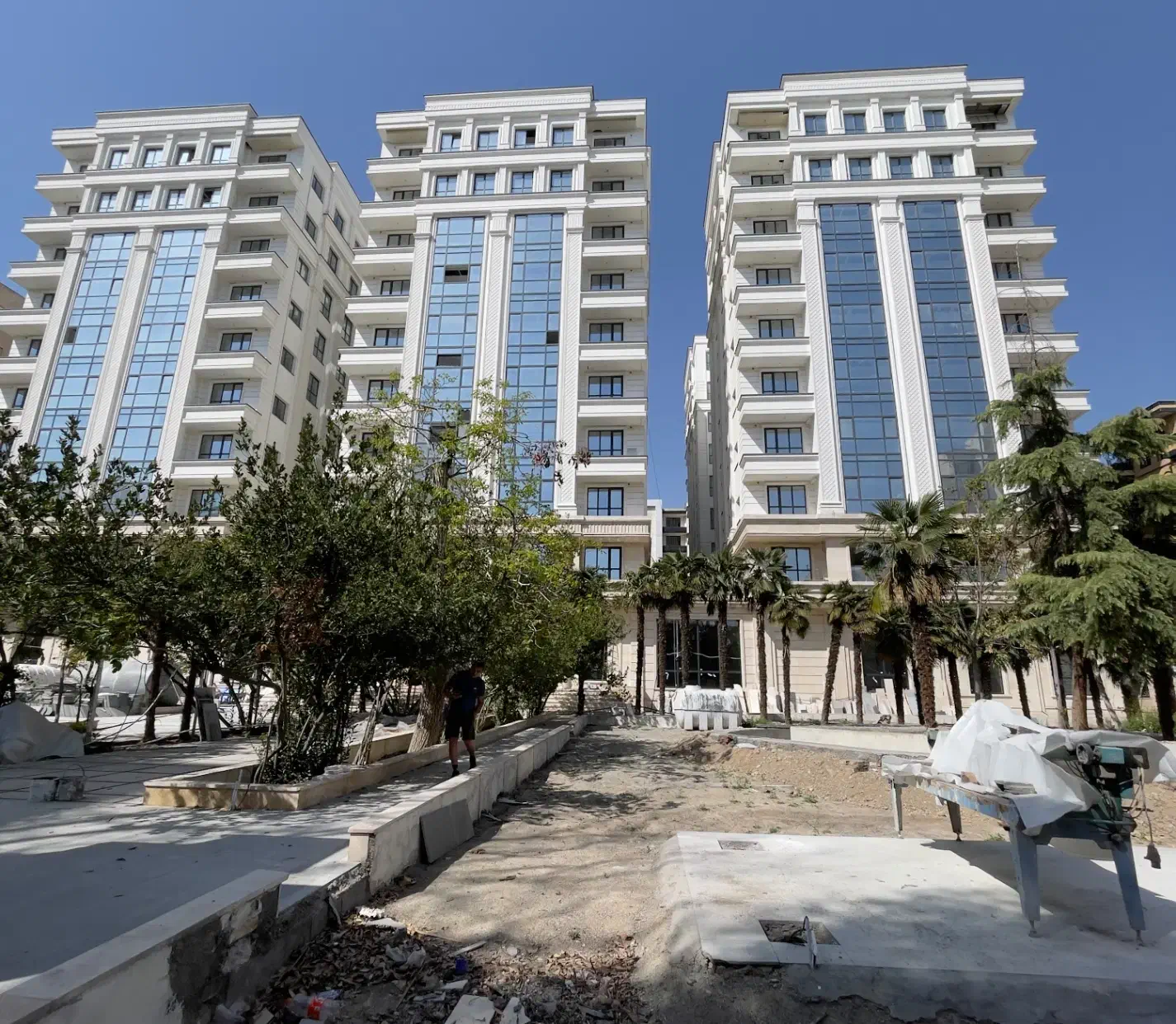 برج باغ ۱۴۷ متری پاسداران