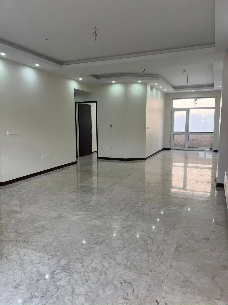 بلواربعثت ۸۳مترسالن پرده خور تراورتن ۲واحدی( فوری)