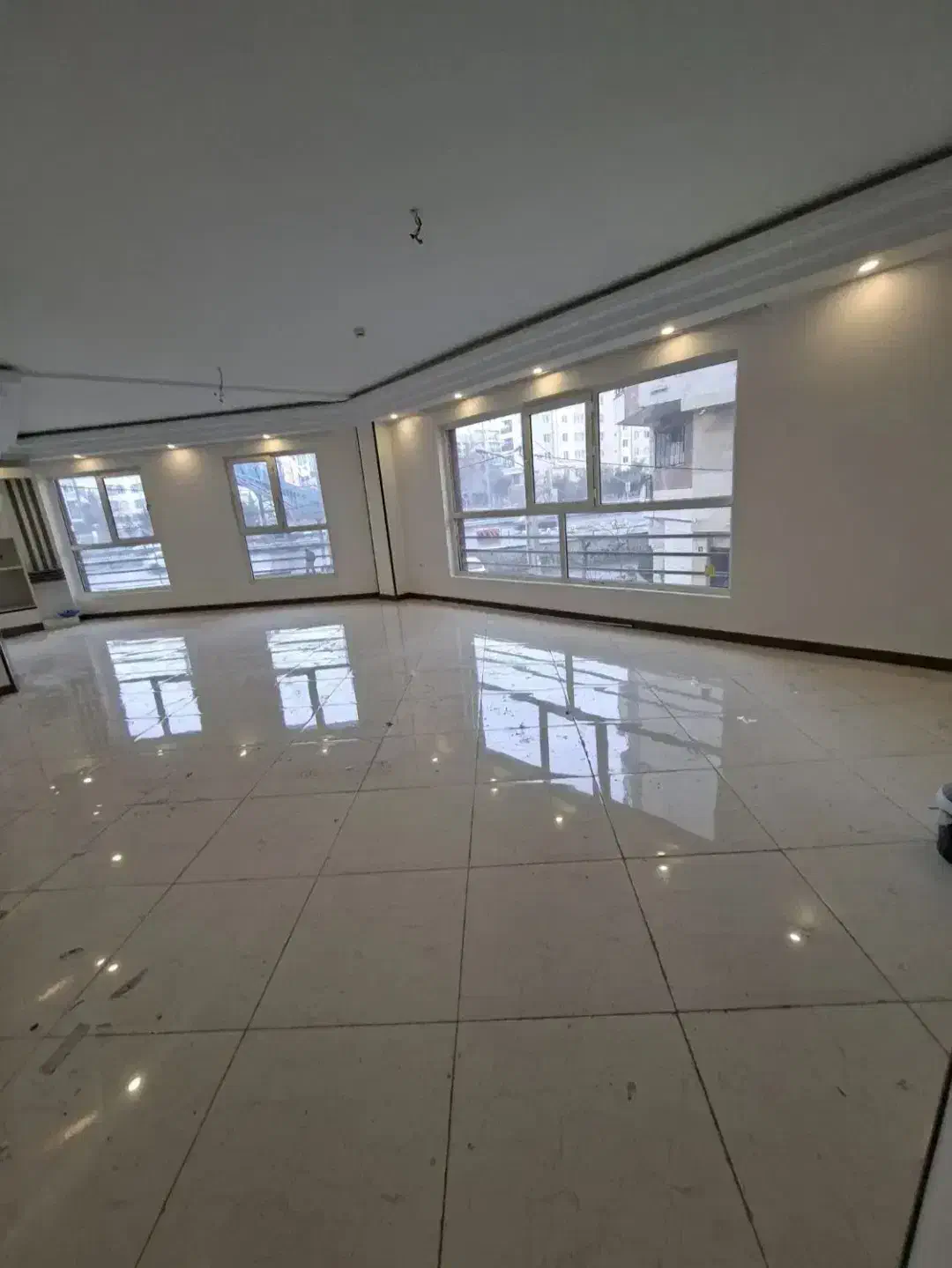 ۱۱۱ متر ۲ خواب مهندسی ساز ۴ ساله سالن پرده خور فول