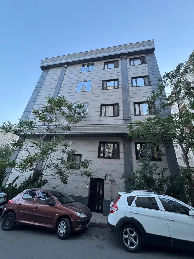 ۱۸۰ متر  ۲۰ ساله  دو پارکینگ طبقه سوم بدون آسانسور