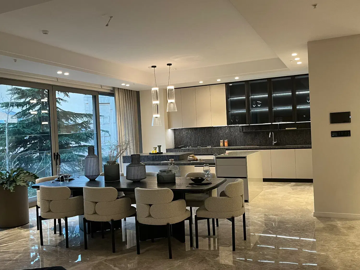 ۲۴۰متر /  بالای کاج / مدرن / ۳ پارکینگ